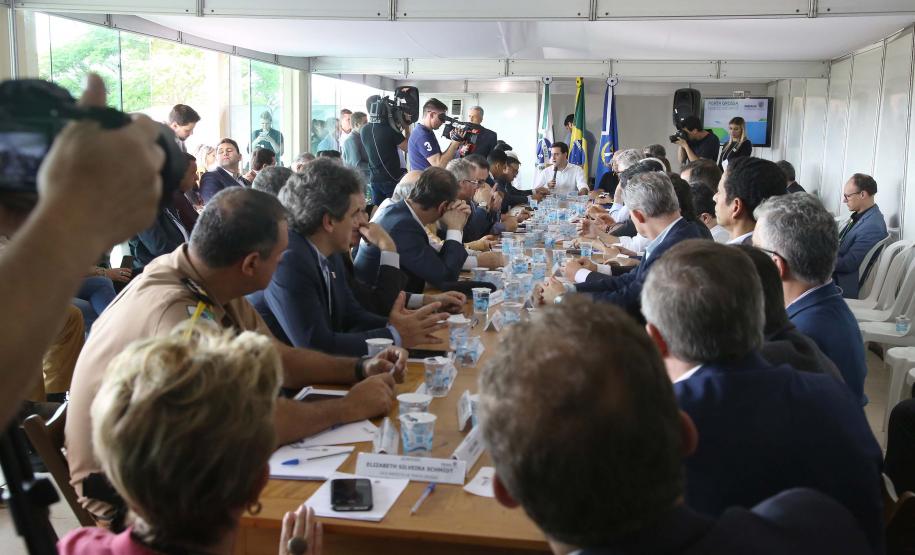 O governador também se reuniu com a equipe de governo na Feira Paraná, em Ponta Grossa. Foram discutidos temas como a reunião de prefeitos, na próxima semana em Foz do Iguaçu, os detalhes sobre o acordo de leniência com a concessionária Rodonorte, que resultará em obras prioritárias para a infraestrutura viária de Ponta Grossa e outras cidades paranaenses e a concessão do parque Vila Velha.