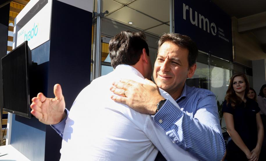 O governador Carlos Massa Ratinho Junior e o presidente da Rumo João Alberto Abreu, assinam protocolo de intenções para revitalização da linha ferrea, entre Morretes e Antonina, litoral paranaense. Participaram: prefeito de Ponta Grossa, Marcelo Rangel; secretário de Infraestrutura e Logística, Sandro Alex; Ponta Grossa, 23-10-19.Foto: Arnaldo Alves / AEN