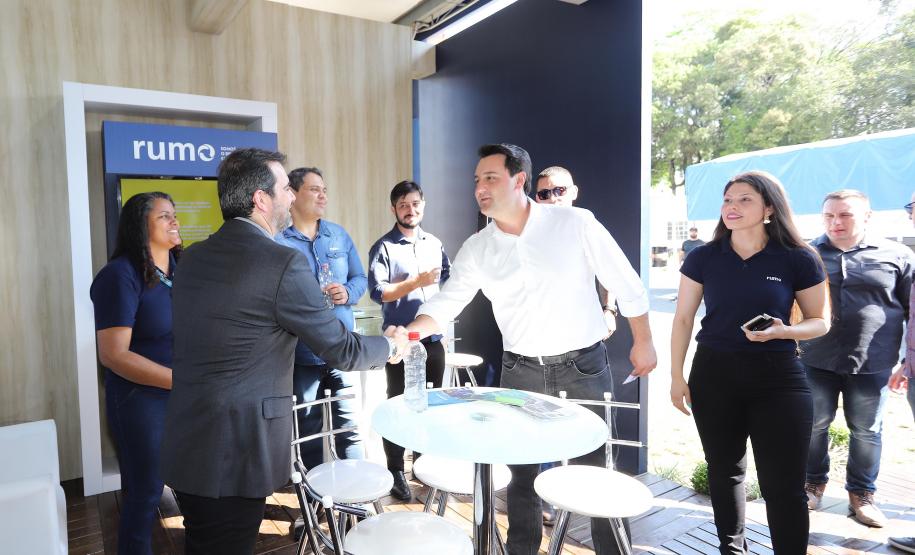 O governador Carlos Massa Ratinho Junior e o presidente da Rumo João Alberto Abreu, assinam protocolo de intenções para revitalização da linha ferrea, entre Morretes e Antonina, litoral paranaense. Participaram: prefeito de Ponta Grossa, Marcelo Rangel; secretário de Infraestrutura e Logística, Sandro Alex; Ponta Grossa, 23-10-19.Foto: Arnaldo Alves / AEN