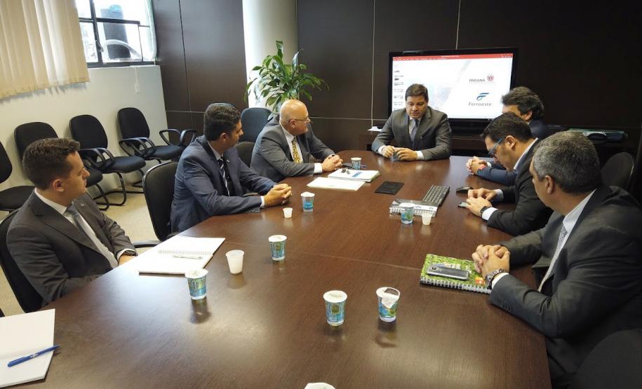 Paraná e Governo Federal estudam construção de uma nova ferrovia. Nesta segunda-feira (21), O secretário estadual de Infraestrutura e Logística, Sandro Alex, reuniu-se segunda-feira (21) com o assessor especial do Ministério da Infraestrutura, Marcos Felix, e o representante da Valec Engenharia, Construções e Ferrovias, Guilherme Bianco. Foto: Divulgação/SEPL