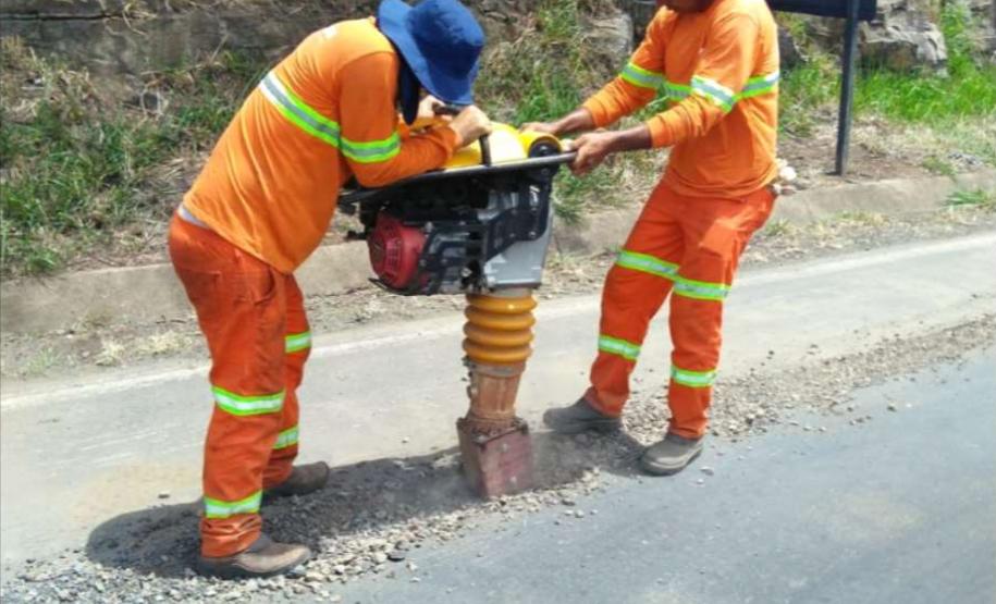 A PR-092, de Wenceslau Braz até o entroncamento com a BR-153, em uma extensão de 75,27 quilômetros, está recebendo remendos e implantação de drenos. Os serviços são no lote 6 do programa Conservação e Recuperação com Melhorias do Estado do Pavimento (Cremep) do Departamento de Estradas de Rodagem do Paraná (DER/PR), e atendem também os municípios de Siqueira Campos, Quatiguá e Joaquim Távora, todos no Norte Pioneiro. Foto: Divulgação/DER
