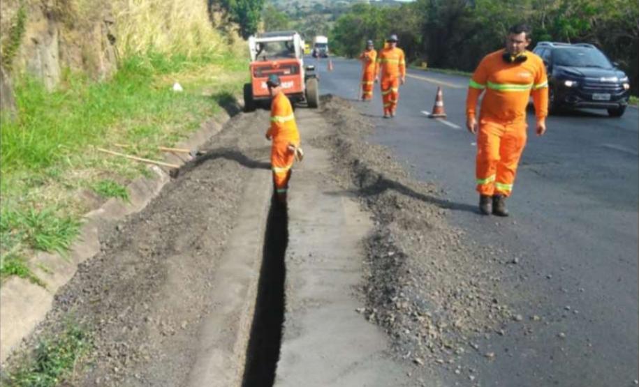 A PR-092, de Wenceslau Braz até o entroncamento com a BR-153, em uma extensão de 75,27 quilômetros, está recebendo remendos e implantação de drenos. Os serviços são no lote 6 do programa Conservação e Recuperação com Melhorias do Estado do Pavimento (Cremep) do Departamento de Estradas de Rodagem do Paraná (DER/PR), e atendem também os municípios de Siqueira Campos, Quatiguá e Joaquim Távora, todos no Norte Pioneiro. Foto: Divulgação/DER