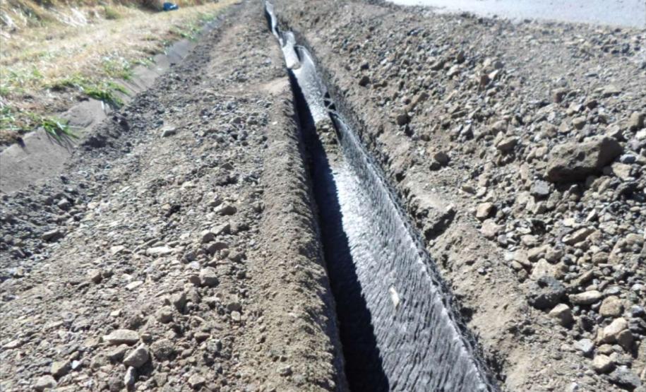 A PR-092, de Wenceslau Braz até o entroncamento com a BR-153, em uma extensão de 75,27 quilômetros, está recebendo remendos e implantação de drenos. Os serviços são no lote 6 do programa Conservação e Recuperação com Melhorias do Estado do Pavimento (Cremep) do Departamento de Estradas de Rodagem do Paraná (DER/PR), e atendem também os municípios de Siqueira Campos, Quatiguá e Joaquim Távora, todos no Norte Pioneiro. Foto: Divulgação/DER