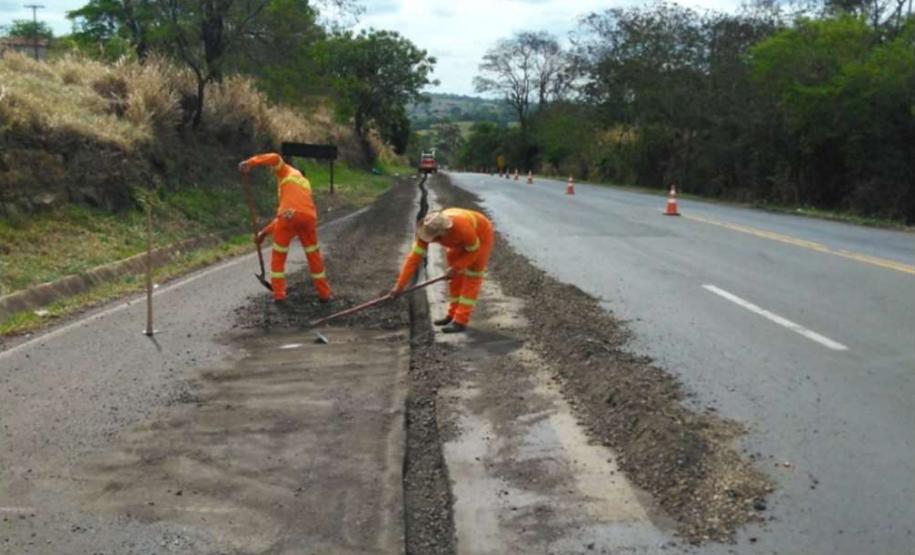 A PR-092, de Wenceslau Braz até o entroncamento com a BR-153, em uma extensão de 75,27 quilômetros, está recebendo remendos e implantação de drenos. Os serviços são no lote 6 do programa Conservação e Recuperação com Melhorias do Estado do Pavimento (Cremep) do Departamento de Estradas de Rodagem do Paraná (DER/PR), e atendem também os municípios de Siqueira Campos, Quatiguá e Joaquim Távora, todos no Norte Pioneiro. Foto: Divulgação/DER