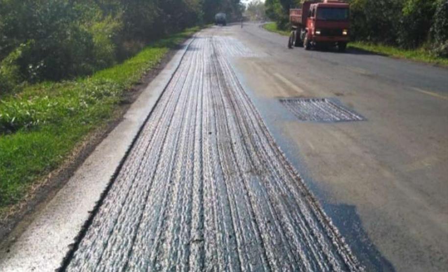 A PR-092, de Wenceslau Braz até o entroncamento com a BR-153, em uma extensão de 75,27 quilômetros, está recebendo remendos e implantação de drenos. Os serviços são no lote 6 do programa Conservação e Recuperação com Melhorias do Estado do Pavimento (Cremep) do Departamento de Estradas de Rodagem do Paraná (DER/PR), e atendem também os municípios de Siqueira Campos, Quatiguá e Joaquim Távora, todos no Norte Pioneiro. Foto: Divulgação/DER