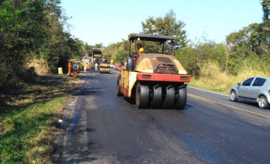 A PR-092, de Wenceslau Braz até o entroncamento com a BR-153, em uma extensão de 75,27 quilômetros, está recebendo remendos e implantação de drenos. Os serviços são no lote 6 do programa Conservação e Recuperação com Melhorias do Estado do Pavimento (Cremep) do Departamento de Estradas de Rodagem do Paraná (DER/PR), e atendem também os municípios de Siqueira Campos, Quatiguá e Joaquim Távora, todos no Norte Pioneiro. Foto: Divulgação/DER