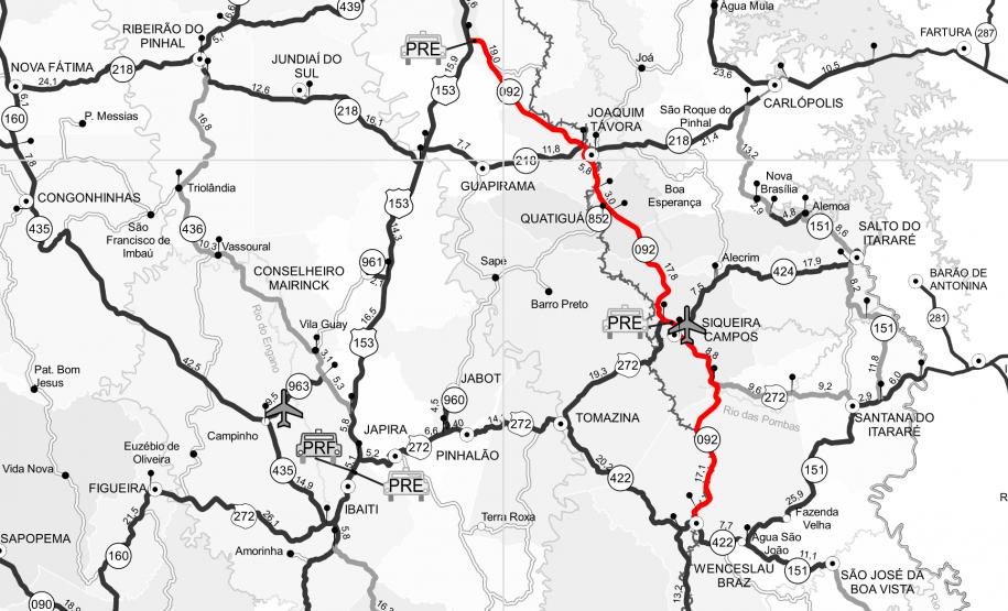 A PR-092, de Wenceslau Braz até o entroncamento com a BR-153, em uma extensão de 75,27 quilômetros, está recebendo remendos e implantação de drenos. Os serviços são no lote 6 do programa Conservação e Recuperação com Melhorias do Estado do Pavimento (Cremep) do Departamento de Estradas de Rodagem do Paraná (DER/PR), e atendem também os municípios de Siqueira Campos, Quatiguá e Joaquim Távora, todos no Norte Pioneiro. Foto: Divulgação/DER