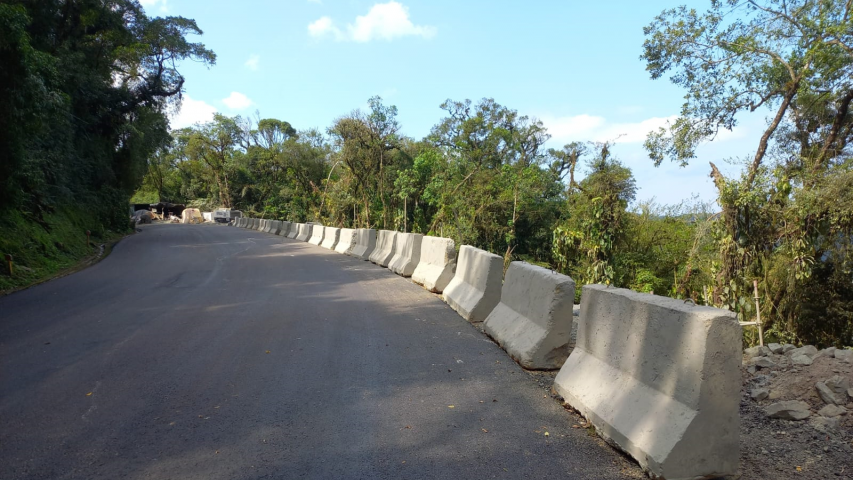 Novo pavimento no km 7 da Estrada da Graciosa