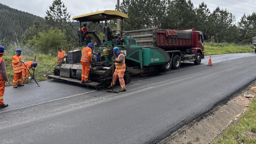 Serviços de conservação na PR-092 entre Rio Branco do Sul e Cerro Azul
