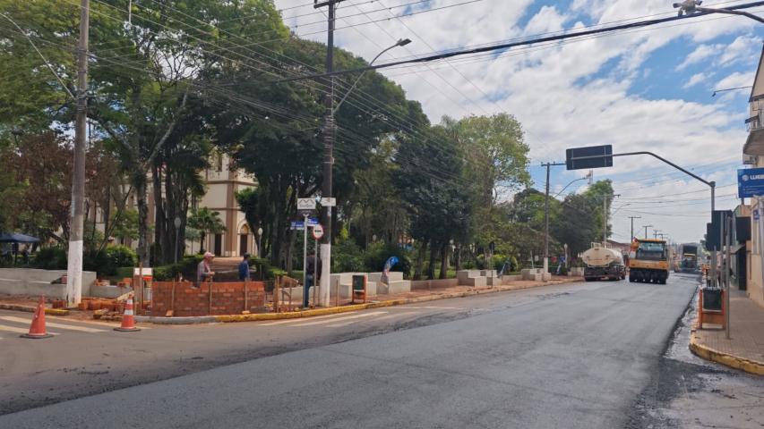 DER/PR tem serviços em pavimento no centro de Ribeirão Claro