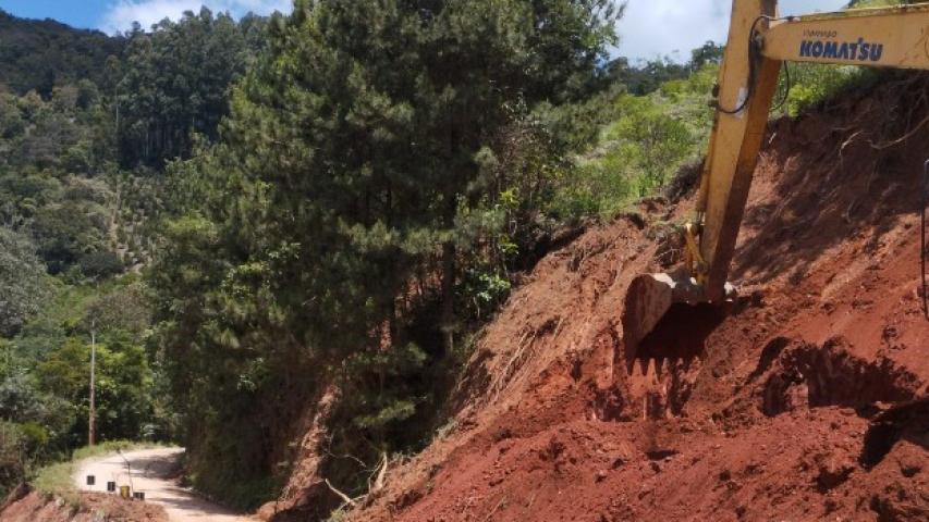 Queda de barreira na PR-340