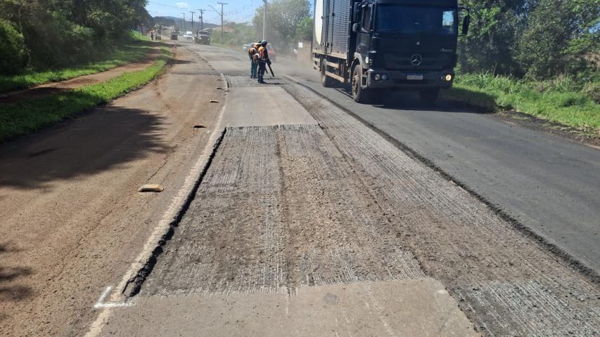 DER/PR está realizando melhorias no pavimento de rodovia em Clevelândia