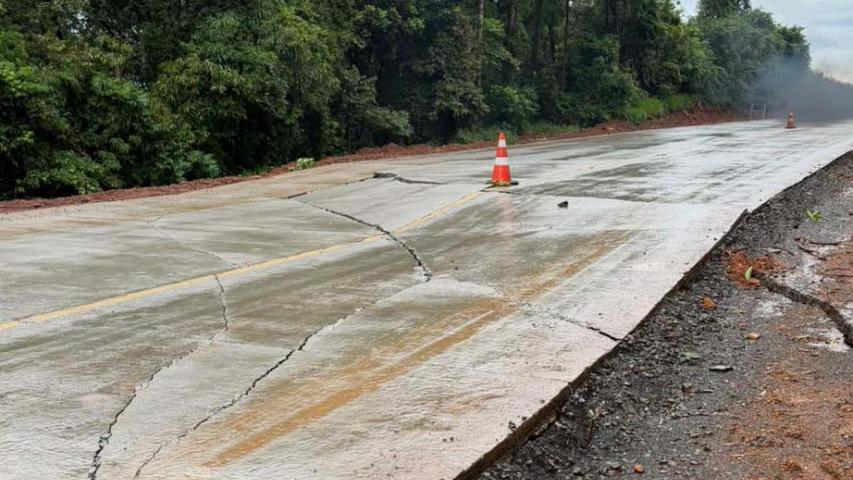 PR-460 em Pitanga erosão causada pela chuva