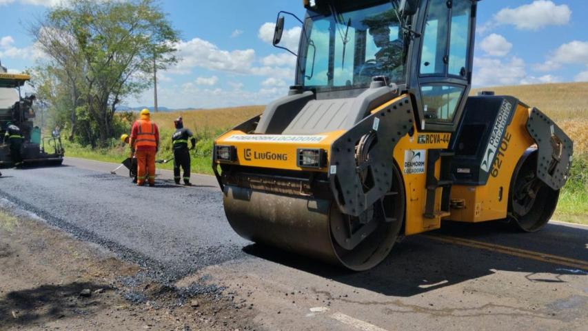 Serviços de conservação na PR-473 entre Nova Laranjeiras e Espigão Alto do Iguaçu
