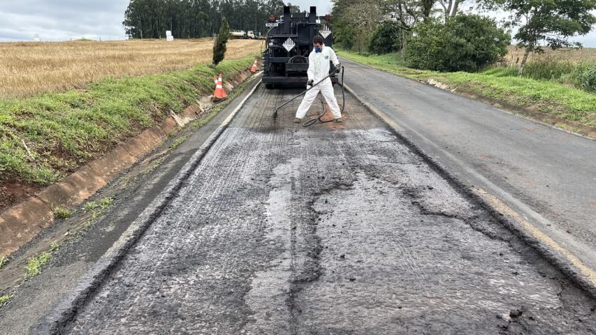 Serviços de conservação na PRC-272 em Santana do Itararé