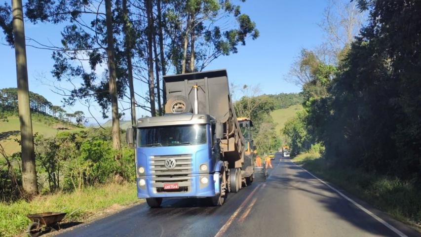 Serviços de conservação na PRC-487 em Manoel Ribas